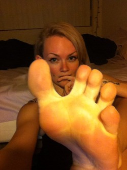 feet-ofthe-siren:  Come see me on cam! Come tip me to have fun!
