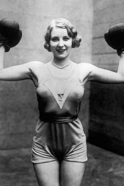 20th-century-man:  Elsie Connor, Irish boxer, 1931.   