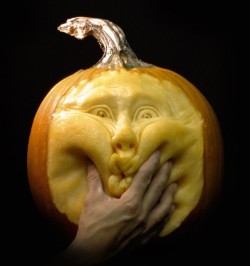 Preparándonos para Halloween… Pumpkin carvings from Villafane Studios [website]