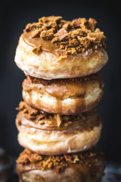 liftheavy-dreambig:  fattributes:  Coffee-Biscoff-Bacon Doughnuts  WHAT  O_O