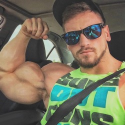 anothercuriousfratbro:  Suns out guns out   I’d give this fucker a bid