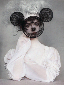 deprincessed:  Lisa Cant in ‘Magic In The Makeup’ shot by Irving Penn for Vogue US December 2005