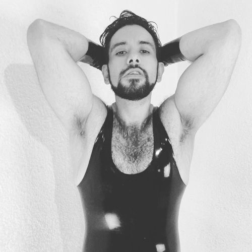 rubberfenix:  Lick my armpits slave 😈😈😈 #rubberman #latex #rubber https://www.instagram.com/p/Cc3oc7xudjt/?igshid=NGJjMDIxMWI=