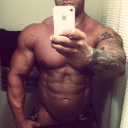  Muscle Bros wanna show off ? Show off your   hugeness  , Submit or  Kik Str8StagFag  