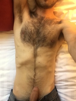 melbournebator:  My boyfriend’s chest hair has gotten real thick. I wake in the morning playing with it and it makes me want to fuck him he’s so sexy