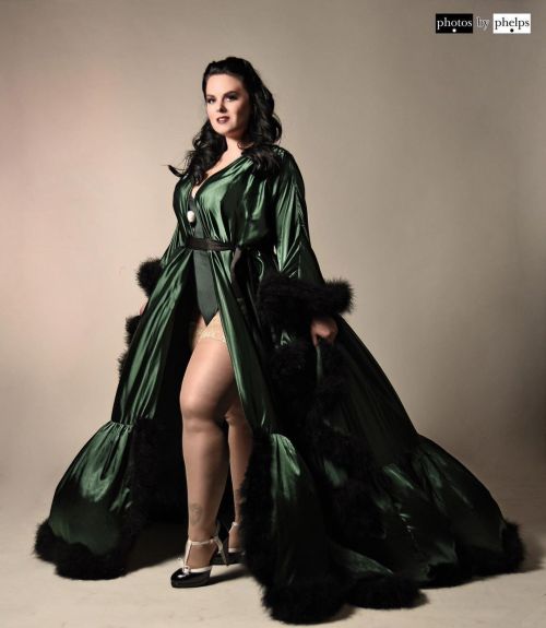 Last minute planning came through and I was able to make magic with @ms.sinister.rose  and this beautiful emerald robe. Definitely wanted to have some retro pin up vibe.   #photosbyphelps #curvy #pinupmodel #thickthighssavelives #volup #retro #retromodel