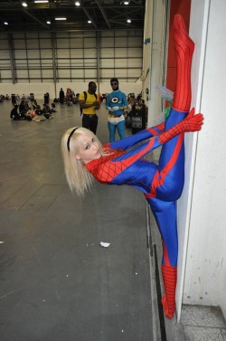The super flexible Kerraldine Holland cosplaying at Comic-Con. The full cosplay pics can be found at http://www.soentertain.me/2013/07/spider-man-kerraldine-holland/