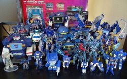 raelling:  The latest addition might have brought my ‘Wave collection to critical mass.Because the only thing superior to one Soundwave is a whole horde of him.  &lt;3