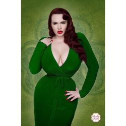 Just a touch of green! ☘By Dolly Shots #green #stpatricksday #curvy #curvygirl #curvymodel #pinup #pinupdoll #pinupgirl #pinupmodel #retro #vintage #vixen #femmefatale #glamorous #corset #tightlacer #waisttrainer #plussize #plussizeuk #thick #thickness