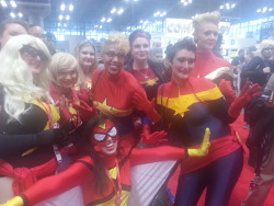 davemayo-r:  I MET SO MANY GREAT CAROL DANVERS COSPLAYERS TODAY AND I MET KELLY SUE JUST AHHHHHH GREAT FIRST DAY OF THE CON  Aaaaa a picture of all of us and our beautiful jessica!