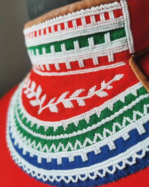 talvatis: Gierkie-boengeskuvmie  –  A traditional Sámi garment covering chest and neck. It goes under the gapta (traditional Sámi dress). Decorated with colored wool fabrics, bead embroidery and reindeer skin. Made by @njuvvie.duedtie.