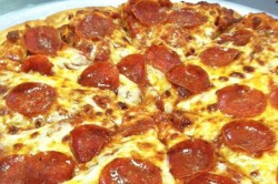 speedyssketchbook: yummyfoooooood: Cheesy Pepperoni Pizza Internet, why you tempting me to pizza?  im hungry but no money T ^T