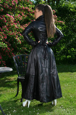 dominatrixannabelle:  Dominatrix Annabelle - Leather and Blossom 
