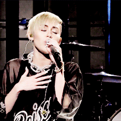 Miley Cyrus Tumblr_n5nrbepGXf1tvdsc8o3_250
