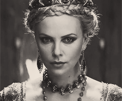 The Queen. [Arwen L.] Tumblr_mouk54TAVn1ql5f0wo5_250