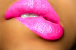 oliviasissyintraining:  hornyfunguy:  Want to kiss those lips  I want that lip stick