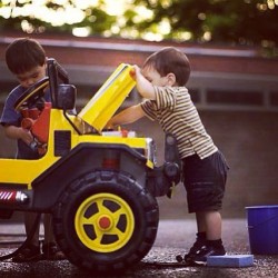 Desde pequeños siempre soñamos cn lo q queremos ser cuando grandes&hellip;. :D ^_^&rsquo; &lt;3 #baby #boy #mecanic #curiosity #jeep #beautyful #moments