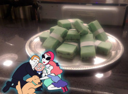 stevencrewniverse:In honor of our new episode tonight, the Steven Crewniverse is sharing a big plate of cash*!(*cash made of mint chocolate chip fudge)We definitely don’t mind having too much money!food prep: Christy Cohen!