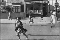  Ian Berry G.B. ENGLAND. London. South London. Brixton. School kids. 1964. 