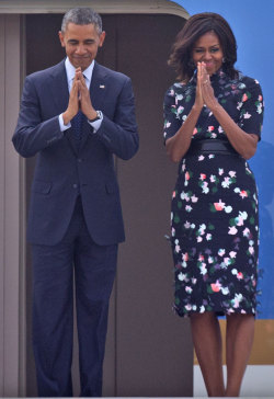 accras:  The president and first lady Michelle Obama fold their hands in a traditional Indian greeting from the steps of Air Force One in New Delhi, 1/27/15.