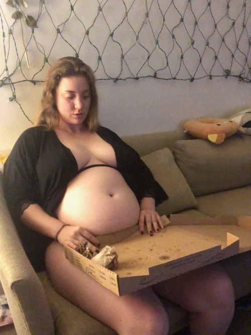 goodgirlgrow:  *I sent her a pizza and she finished it before bed… take note all you feedees &amp; feeders out there, this is how its done*