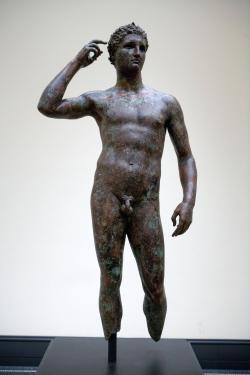 coolartefact:  L'atleta di Fano [Athlete of Fano], Statue of a Victorious Youth - 300-100bc Source: http://imgur.com/9QQJKpC 