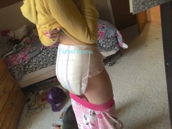 poutineprincess:  Can’t a girl take pictures of her diaper without being judged by her cat? 