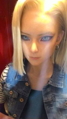 nathansummers:A science exhibition in a mall in Japan had an Android 18 from Dragon Ball Z replica inside a capsule that would move its eyes if anyone got too close.Creepy and awesome  O oO &lt;33333