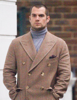 h-cavs-always:    NEW PIC: Henry Cavill out and about in #London ❄️ having just finished filming Sand Castle   
