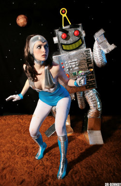 givemeafuckingrobot:  Spacegirl. Paulotron sneaks up by Dr-Benway 