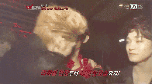 Kris’ and Chanyeol’s affectionate hug. [ ♥ ]     WHAT kind of a hug is that!? Is that a turtle hug? LOL…Chen’s face. Chen is judging REAL hard xD It’s alright Chen…I know exactly how you feel.