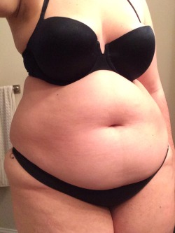 biglegwoman:  Ate an entire pizza, side of onion rings, and pint of ice cream for dinner last night. Can noticeably see it in my belly this morning!