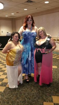 gorgeouschubbygirls:  Julia Sands, Amazon Amanda &amp; Mandy Majestic 