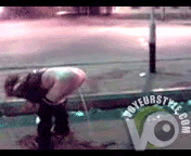 Besoffene Straßehure brunzt schamlos in der Öffentlichkeit.Das Video (schlechte Quali) findet ihr hier.