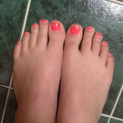 ifeetfetish:  regram @eastwoodfeetz Lovely orange toes of the pretty @oksanafmg #feet #foot #toes #prettyfeet #sexyfeet #prettytoes #sexytoes #footstagram #instafeet #instafoot #teamprettyfeet #footfetishnation #footlover #footfetish #feetfetish #barefeet