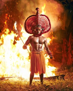 arjuna-vallabha:Kerala man wearing theyyam inspired clothing