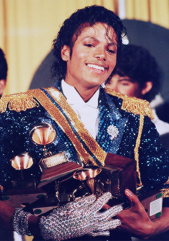 Hace 30 años: La noche de los Grammy de Michael Jackson Tumblr_mzyui5Oiv31qbc20oo7_r1_250