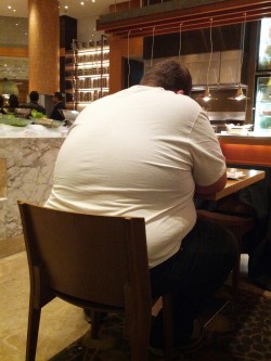 nigh-sky:  lrgrthnlf:  Myself and three other gainers had a lovely buffet dinner last night.. Clearly we weren’t the only big eaters there.. This guy got his money’s worth in trips for dessert alone…   Hey I remember that night! He was definitely