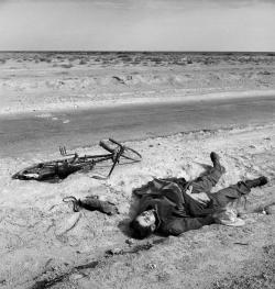  George Rodger EGYPT. Western Desert. A dead German soldier. 1941. 