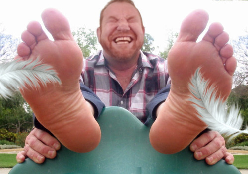 cote1881:  achillestickler:I don’t usually do “tickle fakes” but I just loved this guy’s laughing face so much that I had to merge him with one of my favorite pairs of feet and a couple of feathers.  Enjoy! The nicest arches…feet built for