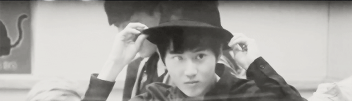 suho fixing his hat and making sure he looks good ⊙ω⊙