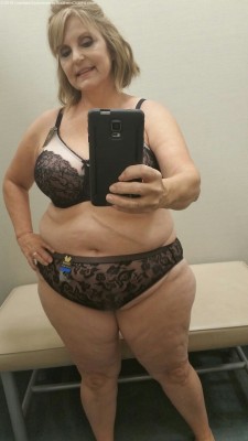 Mature, curvy, armed with a tablet, and &lsquo;sexy&rsquo; in spades! Lovely view 8-)   Make money with your blog: https://t.co/vLsuQyJYY8