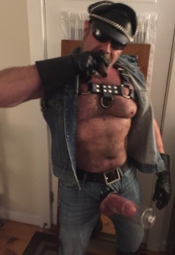 kene415:  toppigbb: MEAT PUMP ON A LEATHER PIG  Sexy Pig 