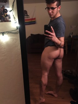 kiddoc59:  urm0ms-chesthair:  These thick thighs tho 💅🏽  Mmmmm