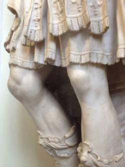 artfreyparis:    La jupe est un des premiers styles connus de vêtement pour honorer notre forme humaine.Une fois un morceau de quelque chose ~ qu'il s'agisse d'une peau d'animal ou de feuilles tresséesa été enroulé autour de la taille, la jupe essentielle