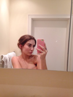 catnip-princess:  Highest bathroom mirror ever ✨