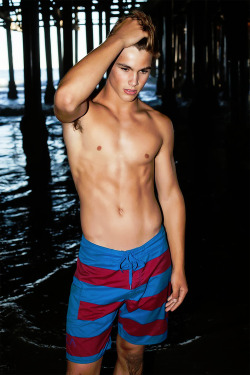 tfootielover:  theteenhotboys:i love his board shorts and his pit hairs nom noms 