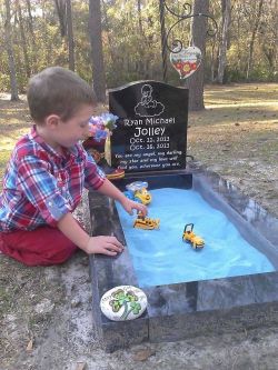 housewifeswag:  heathers-rivera:  Family added a sandbox to their baby’s grave so big brother could “play with” him when they visit the cemetery  I can’t breathe I’m crying  