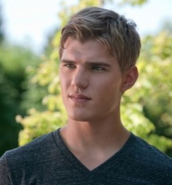 fameshowing:  Chris Zylka in The Leftovers