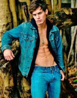 peedjeans:  bacardibrees:  jeans and jean jacket - hot !  Hot bulge! 